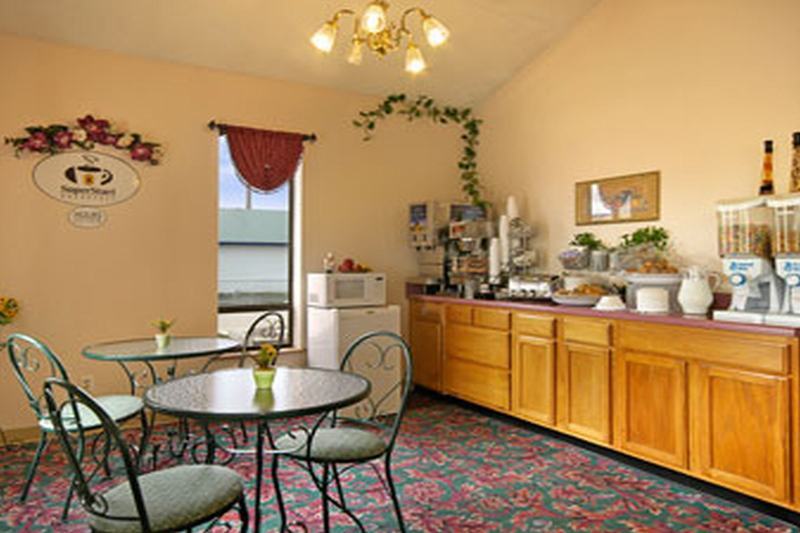 Super 8 By Wyndham Clarksville Ar Restaurant photo