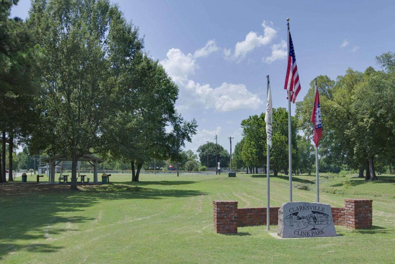 Super 8 By Wyndham Clarksville Ar Exterior photo